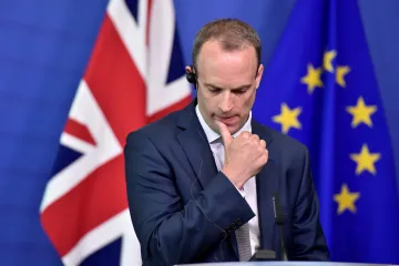 V boji o šéfa konzervativců pokračuje pětice kandidátů, vypadl bývalý ministr pro brexit Raab