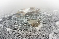 Přívaly sněhu ochromily části Řecka i Turecka. Istanbulské letiště už zčásti funguje