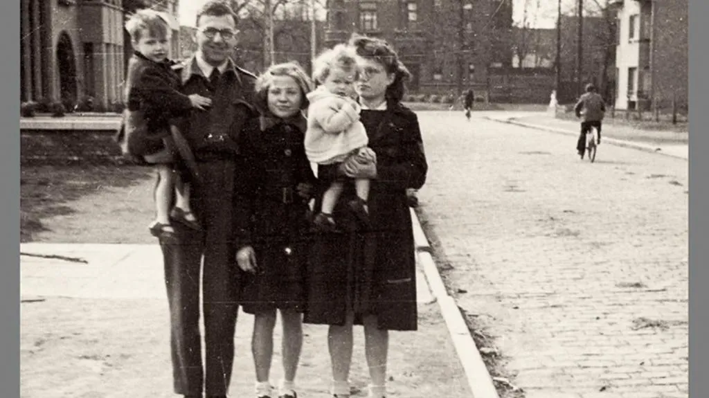 Nicholas Winton se "svými dětmi"