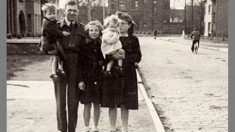 Nicholas Winton se "svými dětmi"