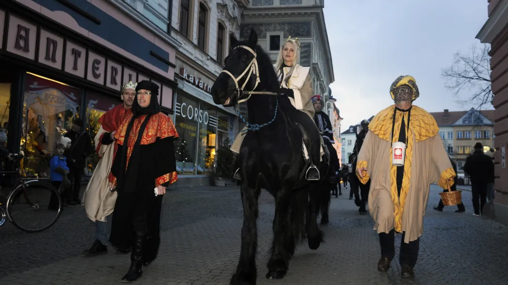 Koledníci v kostýmech a s družinou