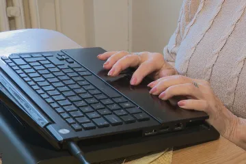 Třináct lidí obviněno z investičního podvodu. Poškozené připravili o stovky milionů