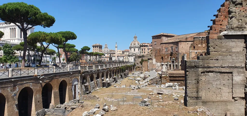 Podobně netradiční je pohled na vylidněné římské Forum Romanum