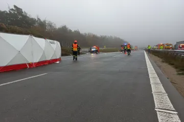 Opilý řidič narazil na D1 za Brnem do policejní dodávky. Čtyři lidé jsou zranění