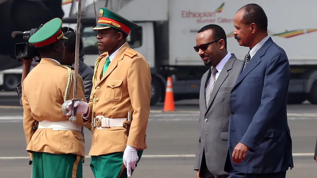 Etiopský premiér Abiy Ahmed (vlevo) vítá eritrejského prezidenta Isaiase Afewerkiho (vpravo)