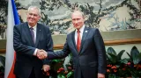 Zeman se na okraj oslav v Pekingu sešel s Putinem