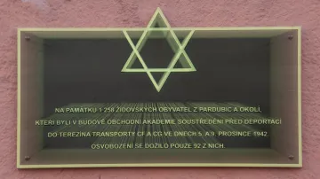 Transporty Židů do Terezína připomíná v Pardubicích nová pamětní deska