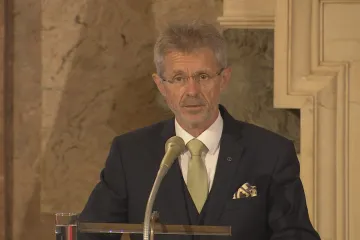 Vystrčil udělil medaili podnikateli Dědkovi i knězi a filozofovi Halíkovi. Celkem ocenil sedmnáct lidí
