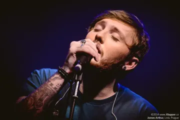 Talent James Arthur dobude srdce fanoušků v Praze již podruhé