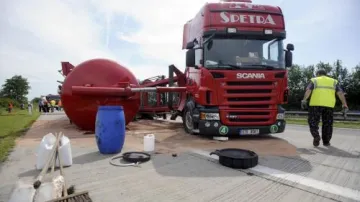 Převrácená cisterna na dálnici D11