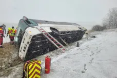 Jedenáct lidí se zranilo při nehodě autobusu na Bruntálsku