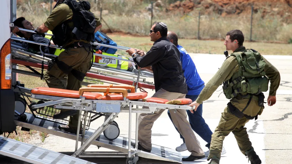 Květen 2010 - Izraelci transportují zraněné aktivisty