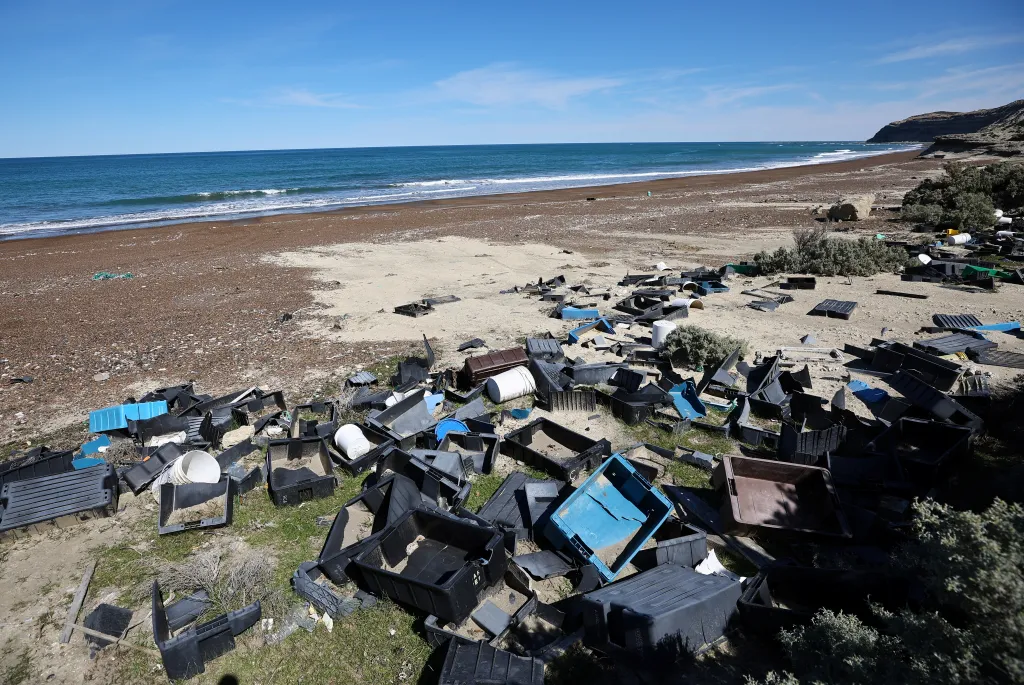 Znečištěná pláž se nachází zhruba tisíc kilometrů jižně od hlavního města Argentiny