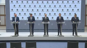 Členové kabinetu po jednání vlády