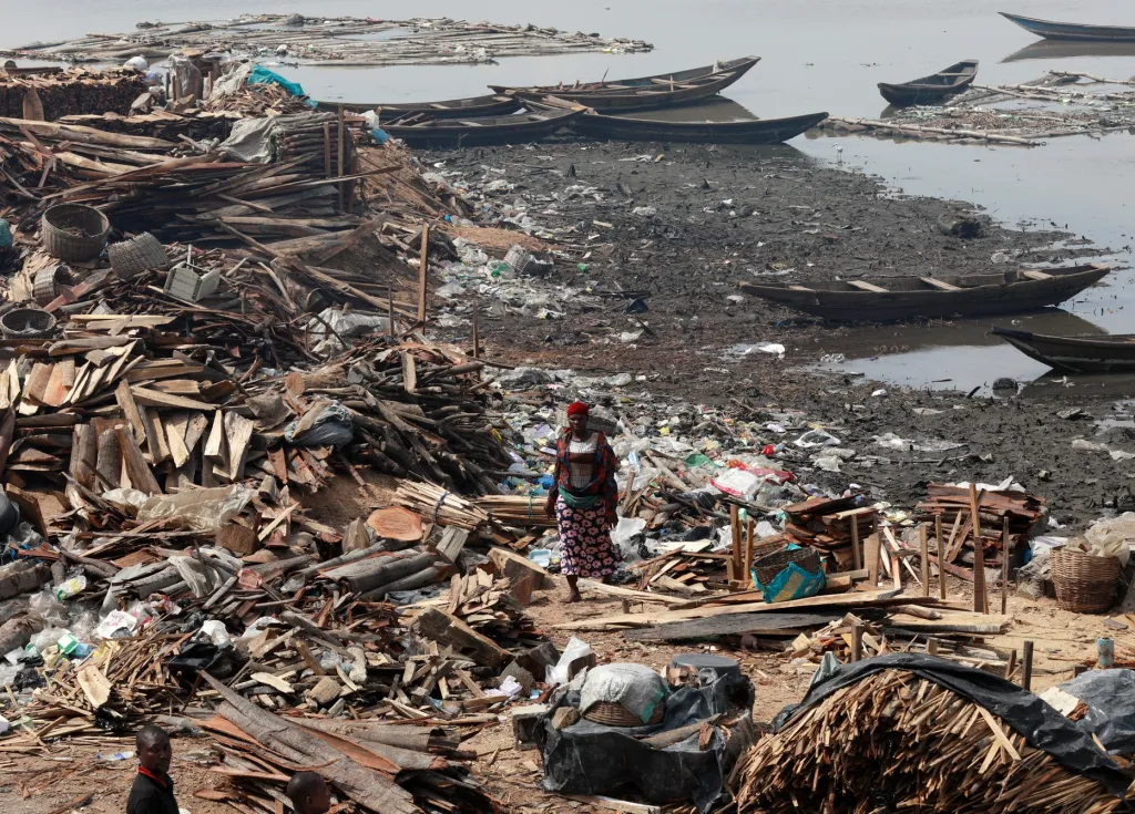 Děti si v královské hře šachy našly únik před vlivem jejich chudinského domova ve slumu Makoko v Nigérii. Hra jim dodává energii a sebevědomí, jak mohou změnit svůj život a získat kvalitní vzdělání