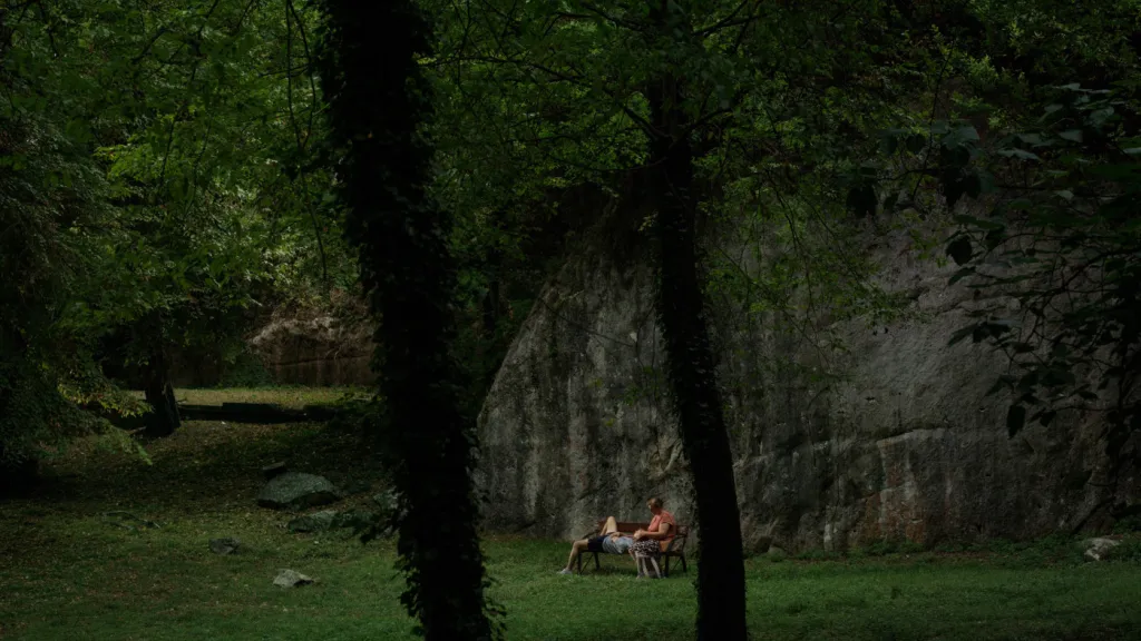 Film Zlodějíčci se odehrává během turistické sezony u pobřeží Jaderského moře. Rio, který vypomáhá v kuchyni, a brigádnice Andrea se dohodnou, že budou společně krást. Pragmatické spojenectví ale přeroste v blízkost