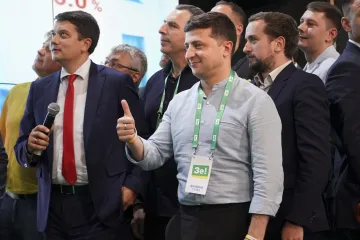Zelenského Sluha lidu drtivě vyhrál volby. Slibuje zbavit poslance imunity