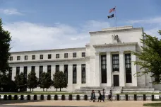 Fed po zátěžových testech omezil bankám výplatu dividend a odkup akcií