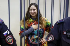 Za protiválečné vzkazy místo cenovek v obchodě dal ruský soud umělkyni sedm let vězení