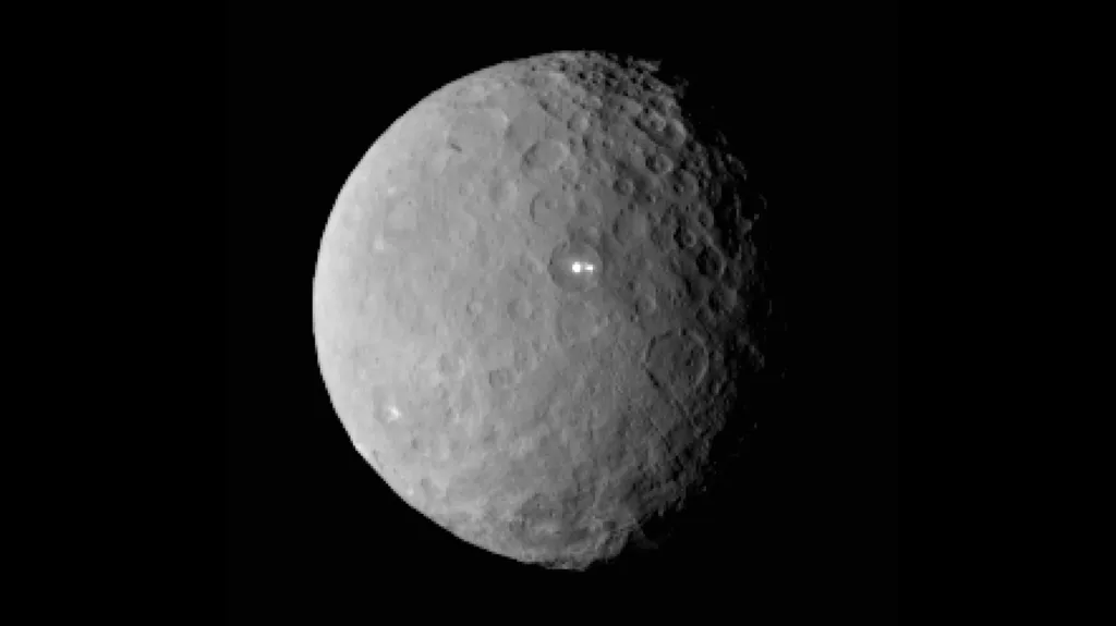 Sonda objevila na povrchu Ceresu světlé skvrny