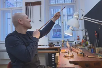 Smyčec by neměl dusit zvuk nástroje. Na smyčcaře Koštejna se obrací i z České filharmonie