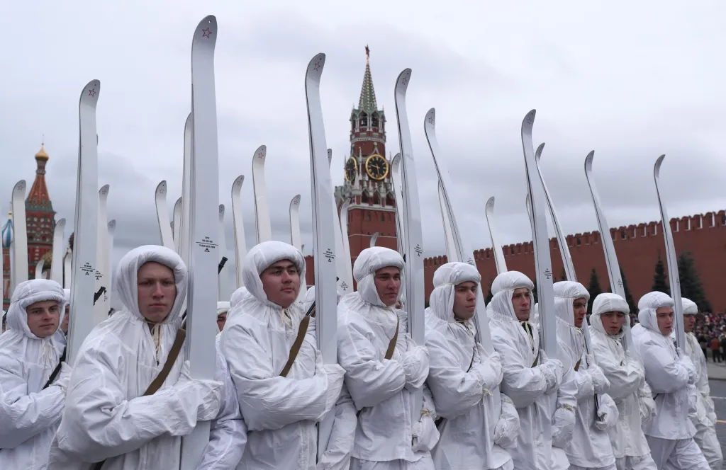 V rámci historické vojenské přehlídky v Moskvě se objevila speciální jednotka „sněžných mužů“