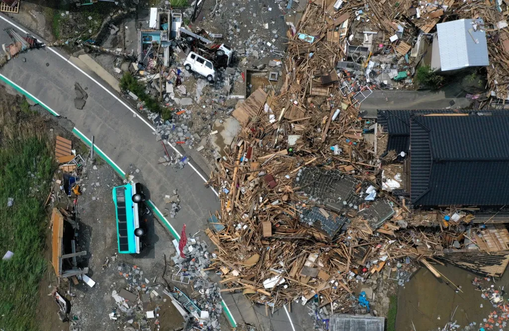 Fotografie pořízená z dronu ukazuje škody po povodních, způsobené přívalovými dešti v oblasti Kumamura v prefektuře Kumamoto v jihozápadním Japonsku