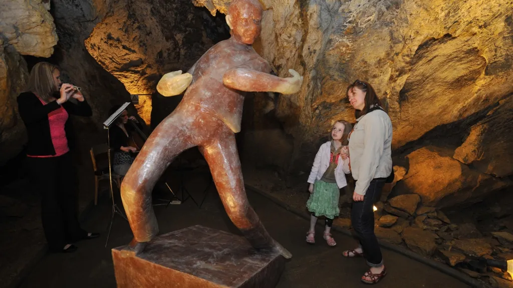 Výstava soch ve Zbrašovských jeskyních (2014)