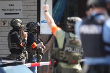 Policie zachránila rukojmí po přepadení banky v německém Sinzigu. Pachatelé zmizeli