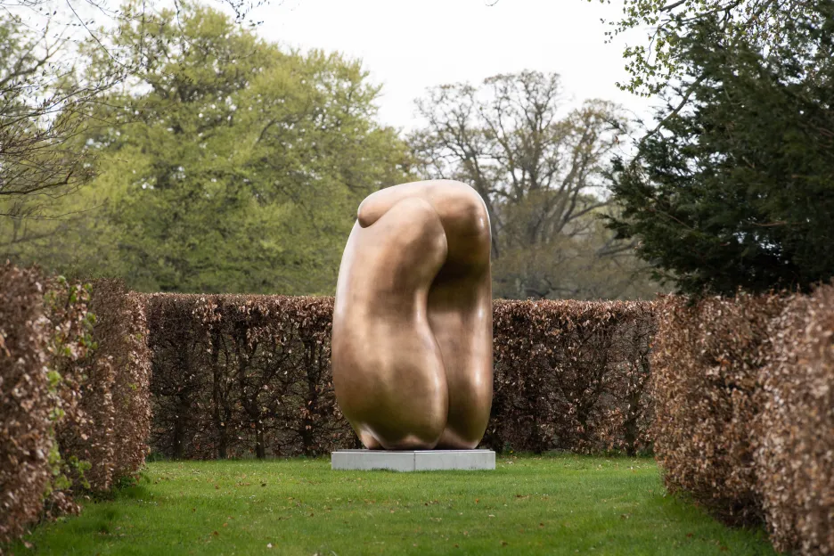 Anglické panství Houghton Hall v Norfolku připravilo ve spolupráci se sochařem Tonym Craggem souhrnnou výstavu jeho děl