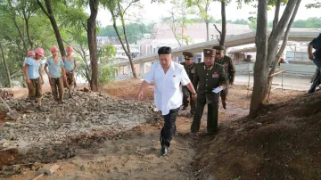 Kim Čong-un kouká na cestu