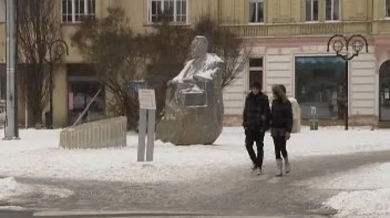 Vášnivé debaty vyvolává v Hradci Králové nová socha bývalého starosty Františka Ulricha.