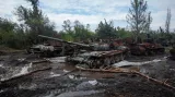 Zničené ruské tanky a obrněné transportéry v osvobozeném Izjumu