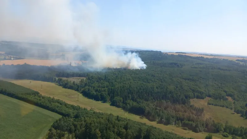 Na Opavsku hoří les, na místě působily i vrtulníky s bambivakem