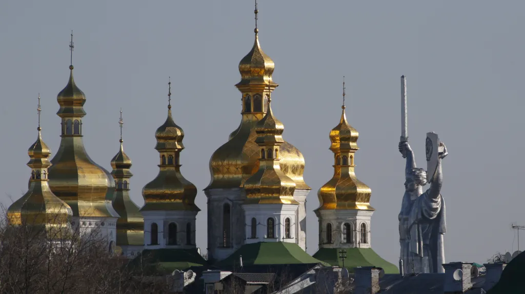 Kyjevskopečerská lávra a socha Matka vlast