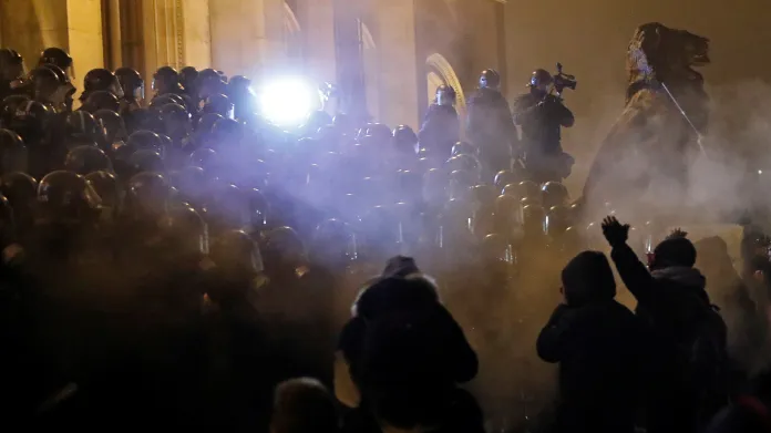 Policie v plynových maskách zasahuje proti demonstrantům v centru Budapešti
