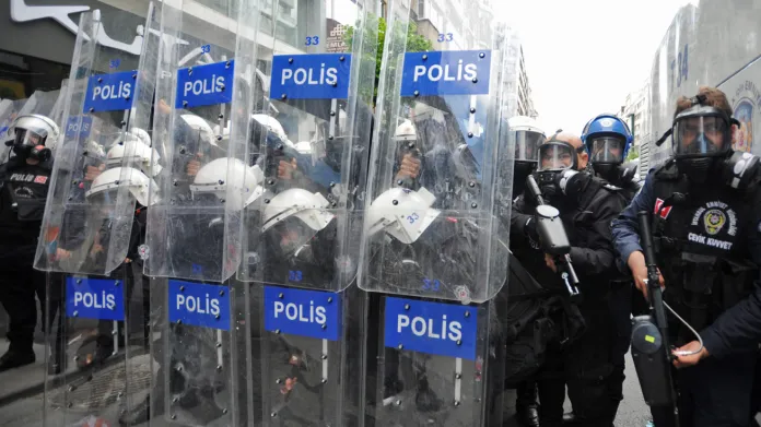 Turecká policie zasáhla proti demonstrantům v Istanbulu