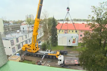 V Karviné roste nemocniční pavilon z kontejnerů. Postavený má být do dvou měsíců