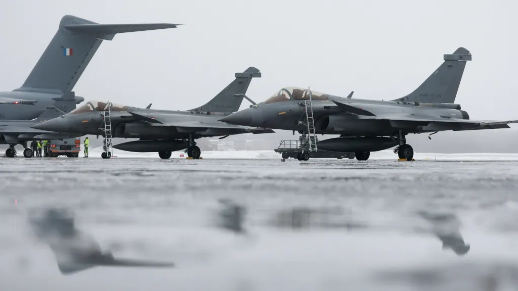 Francouzské stíhačky Rafale schopné nést jaderné bomby na letecké základně ve Švédsku v únoru 2025