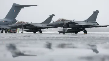 Francouzské stíhačky Rafale schopné nést jaderné bomby na letecké základně ve Švédsku v únoru 2025