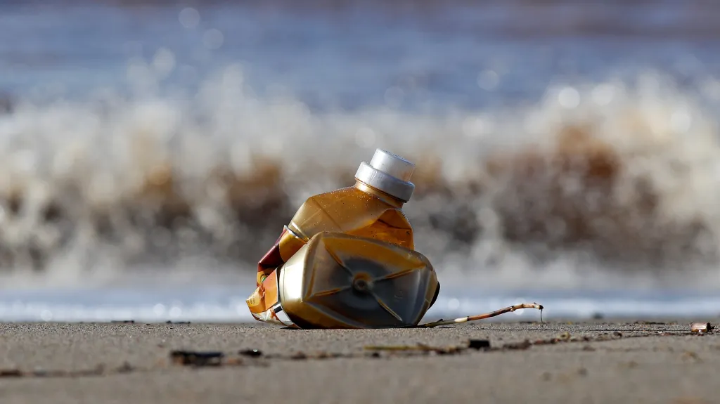 Plastová láhev ležící na pobřeží Itálie
