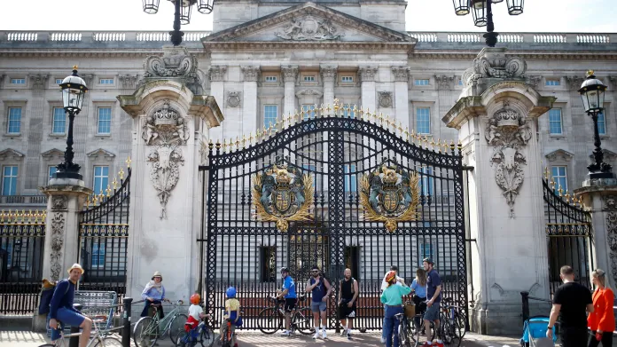 Cyklisté před Buckinghamským palácem