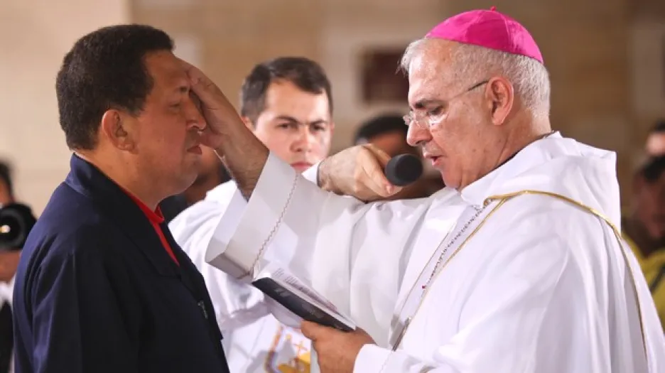 Hugo Chávez přijímá požehnání
