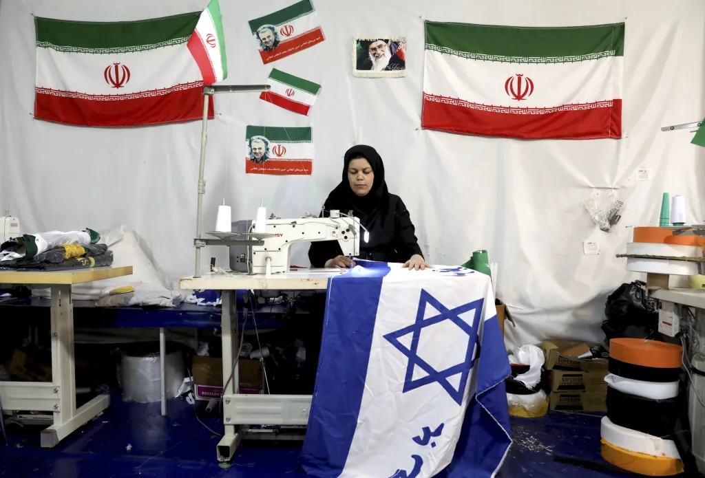 Íránská manufaktura ve městě Chomejn produkuje převážně americké a izraelské vlajky