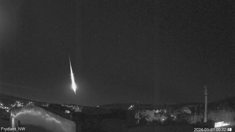 Složený snímek bolidu z videozáznamu pořízeného videokamerou na stanici Frýdlant v Čechách