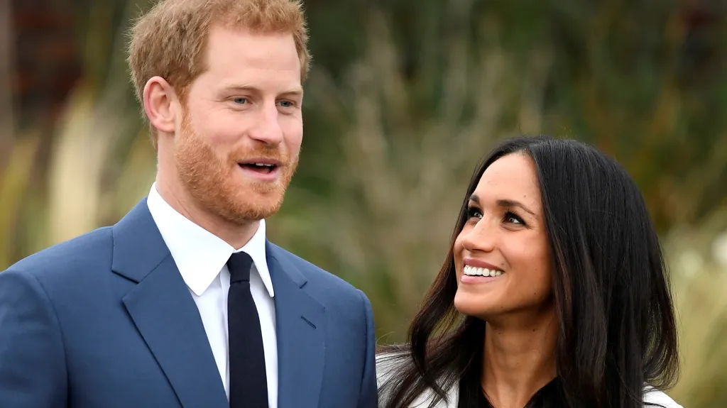 Harry a Meghan při oznámení zasnoubení