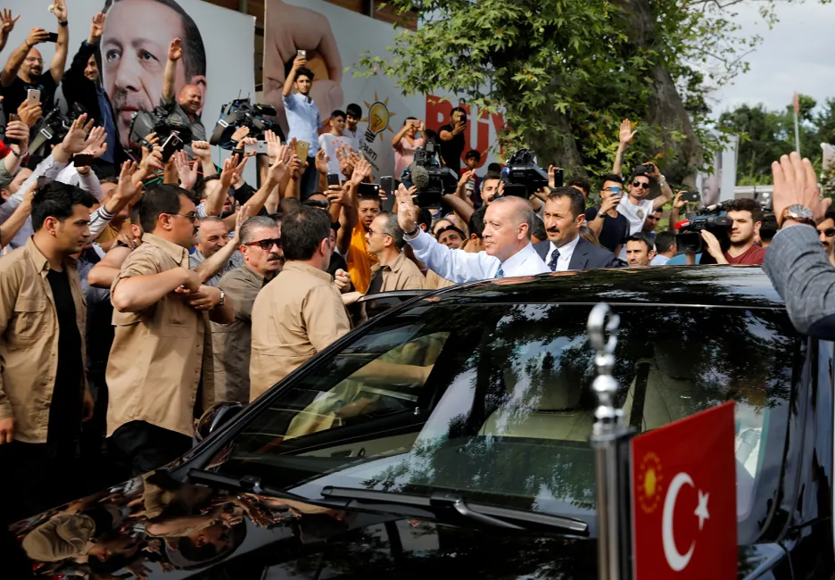 Nově zvolený turecký prezident Tayyip Erdogan zdraví své příznivce při odjezdu z rezidence v Istanbulu