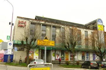 Chátrající budovy hyzdí tváře měst, radnice jsou na ně krátké