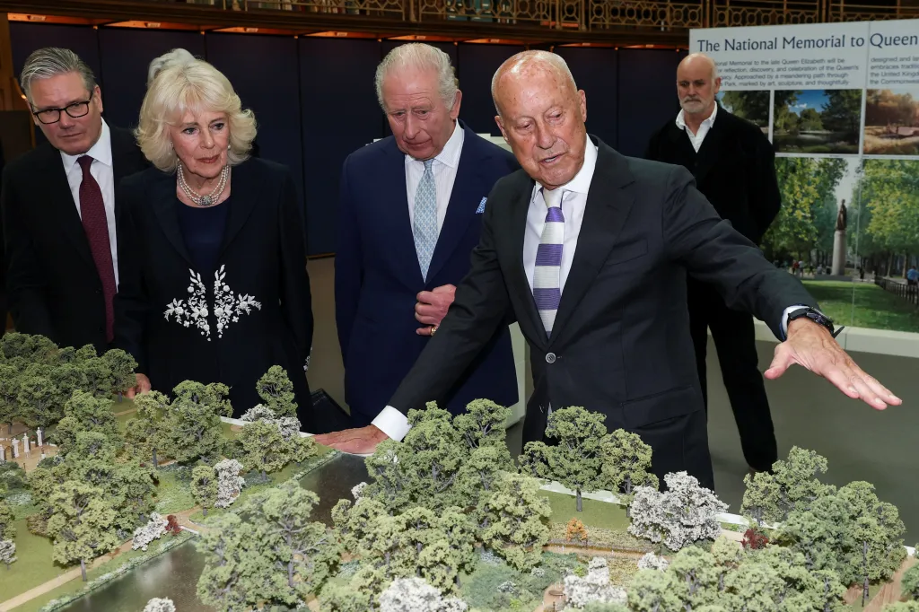 Král Karel III. a královna Camilla se s architektem Normanem Fosterem a britským premiérem Keirem Starmerem zúčastnili prezentace finálního návrhu národního památníku královny Alžběty II.