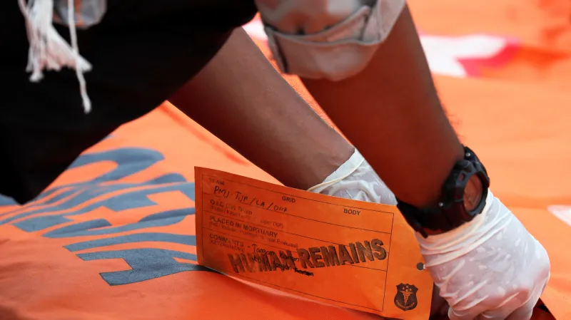 Vaky na pozůstatky obětí nehody letadla Lion Air